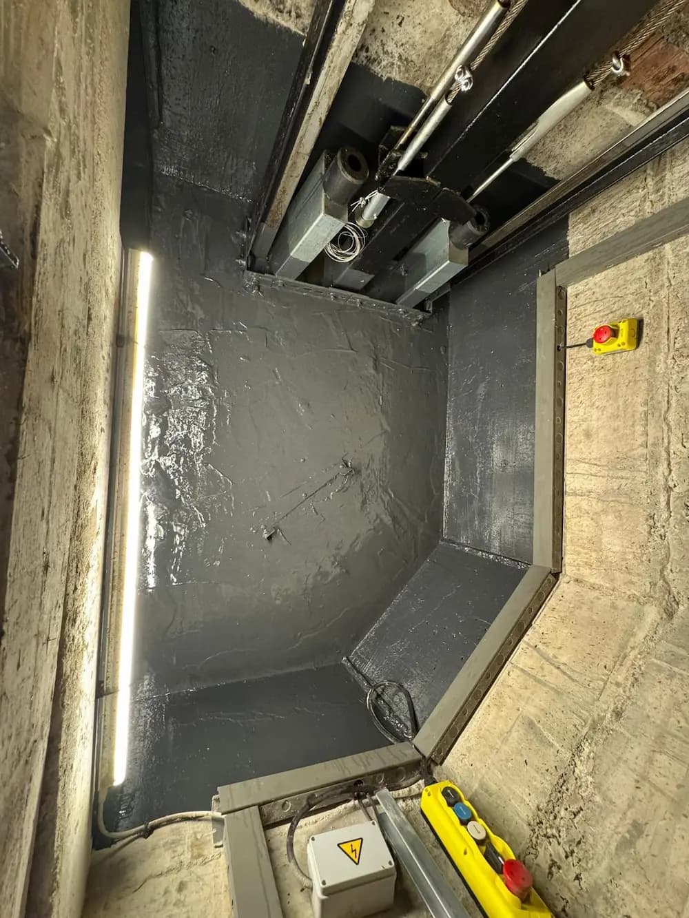 Foso de ascensor impermeabilizado en gris