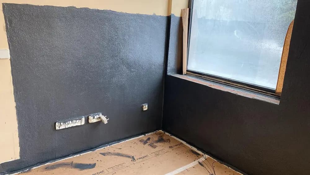 Muros de un sótano impermeabilizados en negro