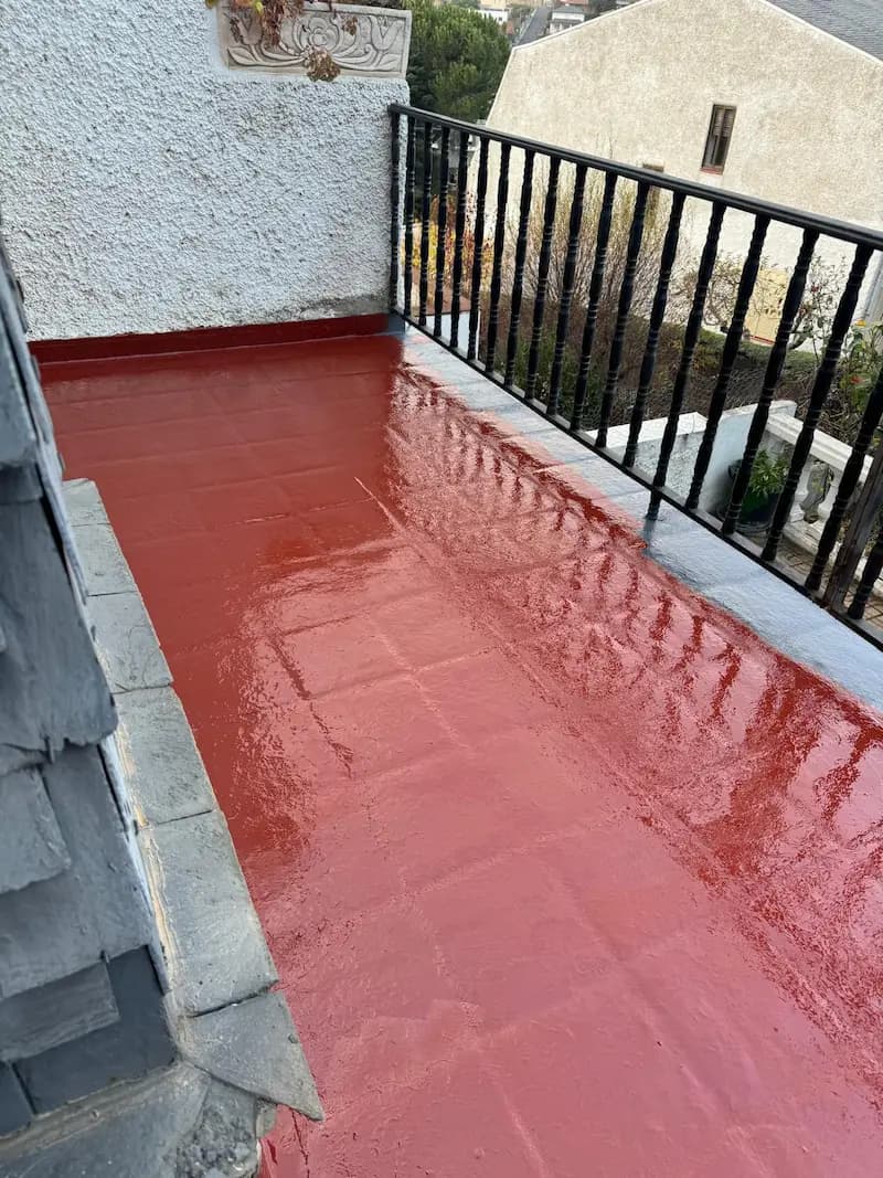 Balcón con el suelo impermeabilizado en rojo