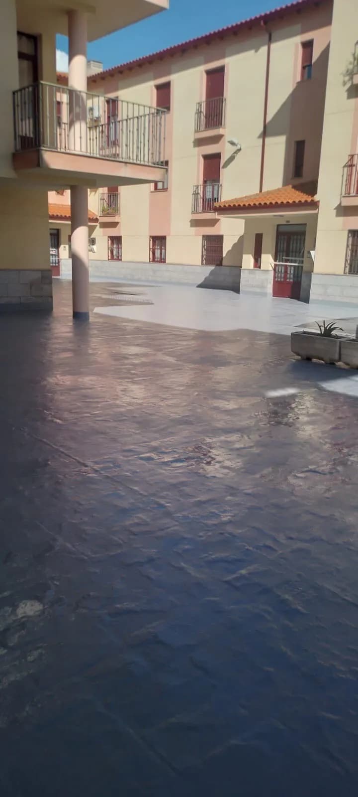 Patio comunitario con el pavimento impermeabilizado